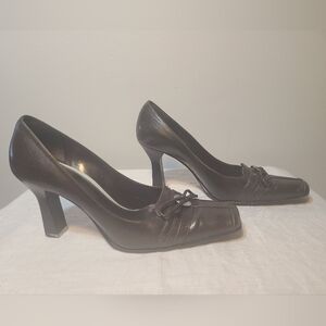 Classic Women's Brown Leather Mid-Heel Pumps with Bow Accent